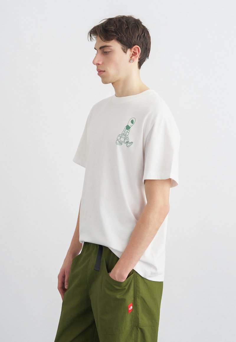The North Face ALIEN RELAXED SLEEVE TEE GRAPHIC - Triko s potiskem - white