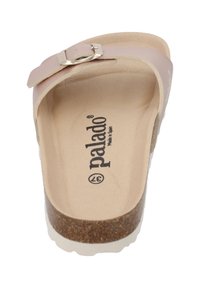 Sandalo rosa chiaro con fibbia in metallo, suola in sughero, soletta testurizzata e suola bianca. Logo "Palado" visibile sulla soletta.