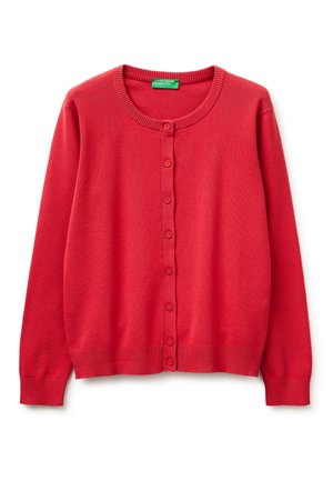 Roter Langarmstrickcardigan mit Knopfleiste, rundem Ausschnitt sowie gerippten Bündchen und Saum, flach liegend mit geschlossenen Knöpfen präsentiert.