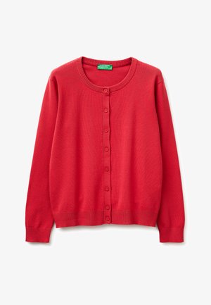Czerwony kardigan na guziki z długim rękawem, okrągłym dekoltem oraz ściągaczami na mankietach i dole, wyłożony płasko z zapiętymi guzikami.