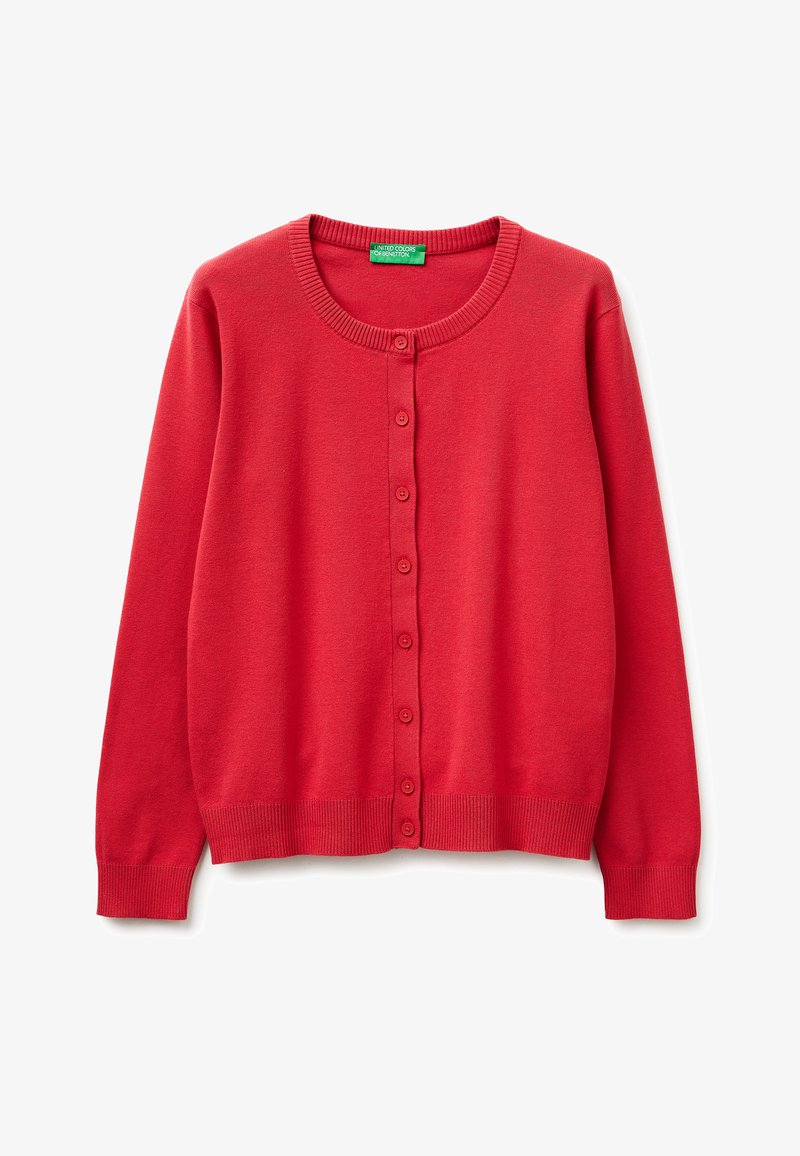 Cardigan rouge à manches longues avec boutons sur le devant, col rond et poignets et ourlet côtelés, présenté à plat avec les boutons fermés.