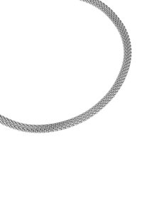 Collar de cadena tejida de plata que presenta múltiples hebras con una textura suave y un diseño flexible, adecuado para varios estilos.