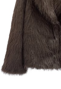 Brązowy płaszcz z sztucznego futra z długimi, miękkimi włóknami. Posiada szeroki kołnierz i szerokie rękawy, co tworzy teksturowany, objęty wygląd.
