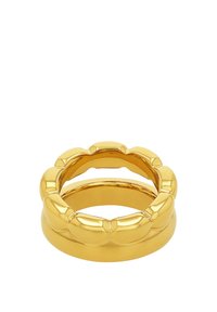 Guldring med ett lagerdesign som har en flikig övre kant och en slät inre ring. Den blanka finishen framhäver den rundade formen.