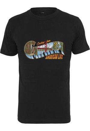 Sort bomulds t-shirt med et farverigt "Hilsner fra Californien" grafikdesign, der har fremtrædende elementer som træer og Golden Gate Bridge.