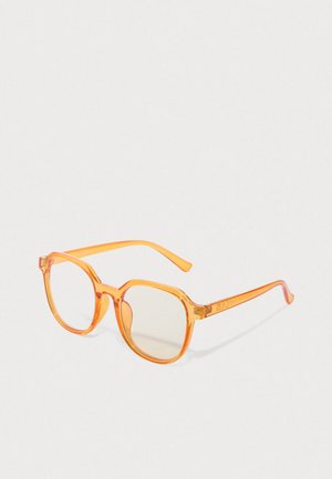 Lunettes rectangulaires transparentes orange avec des bords légèrement arrondis sur fond blanc uni.