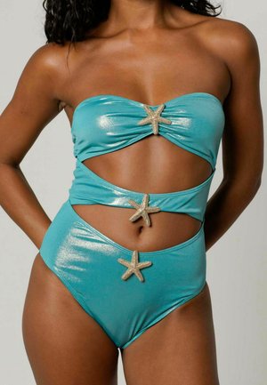 Maillot de bain une pièce sans bretelles en teal avec une finition brillante, comportant trois accents d'étoiles de mer dorées le long des découpes du torse. Texture lisse et design ajusté.