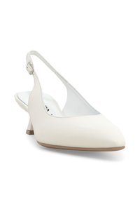 Scarpa slingback bianca con punta a punta e tacco kitten, con cinturino regolabile, vista frontale inclinata su sfondo bianco.