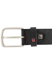 Czarny skórzany pasek z srebrną metalową klamrą, czerwonymi detalami szycia oraz z akcentami marki na pasku. Płaski design z gładką fakturą.
