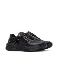Sneaker neri in pelle liscia con un pannello testurizzato, dotati di dettagli metallici, lacci e una cerniera laterale per un accesso facile.