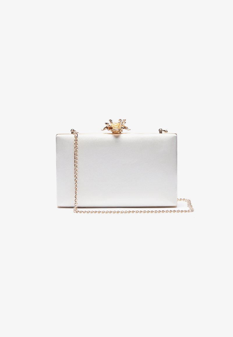 Weiße Satin-Clutch mit einem goldenen dekorativen Verschluss, der wie eine Krone aussieht, rechteckige Form und einer Kettenriemen. Glatte Textur mit metallischen Akzenten.