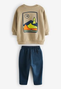 Next BACKPRINT AND JOGGERS SET - Tepláková súprava - stone mountain scene