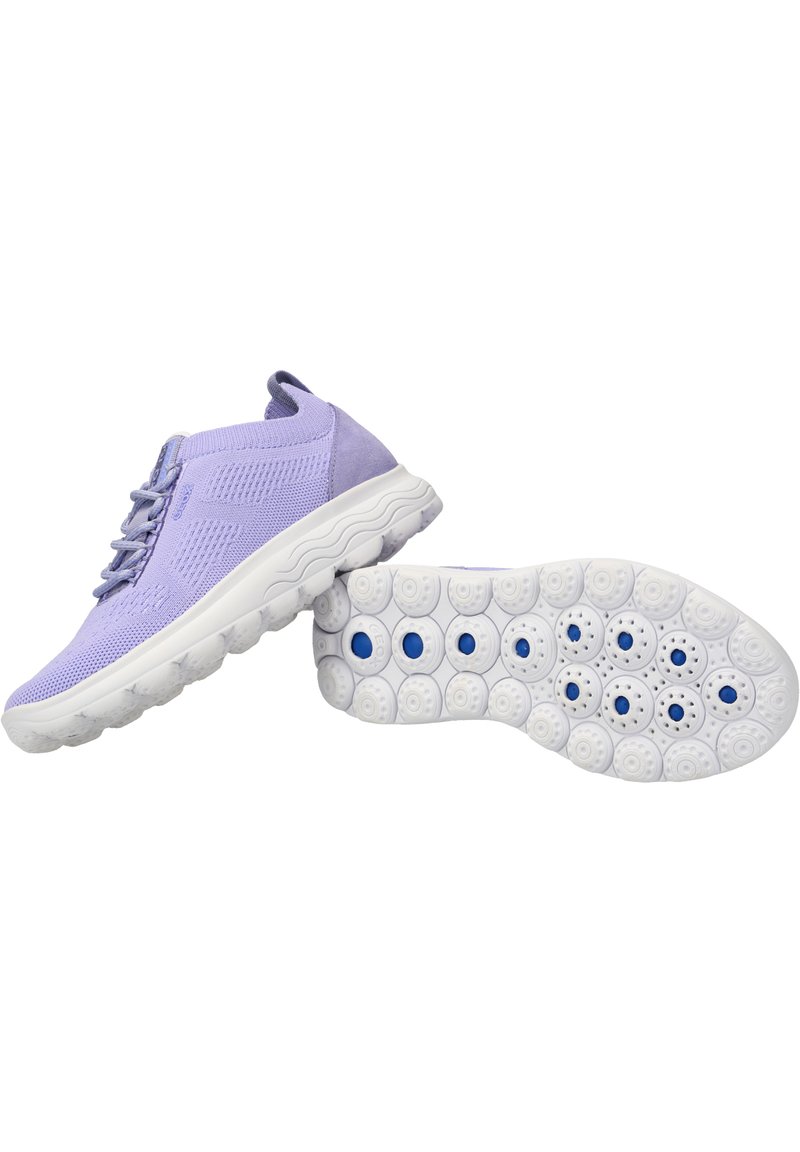 Baskets de sport violet clair avec une tige en maille respirante, fermeture à lacets et semelle en caoutchouc blanche avec des motifs de bande de roulement circulaires et des accents bleus.