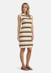 Strickkleid mit vertikalen Streifen in Creme, Olivgrün und Rostfarbe. Ärmelloses Design mit einer figurbetonten Silhouette und einem knielangen Saum.