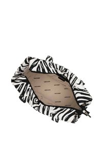 Zebra patroontas in zwart-wit stof, met een ritsluiting. Het interieur heeft een logo-print op een beige voering.