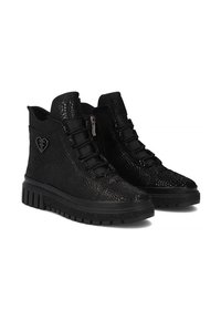 Czarne półbuty sportowe z teksturowaną cholewką przypominającą skórę gada, sznurowana konstrukcja, boczny zamek błyskawiczny oraz masywna podeszwa z wzorzystym bieżnikiem.