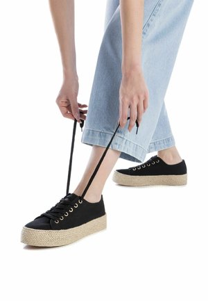 Refresh Zapatos con cordones - black