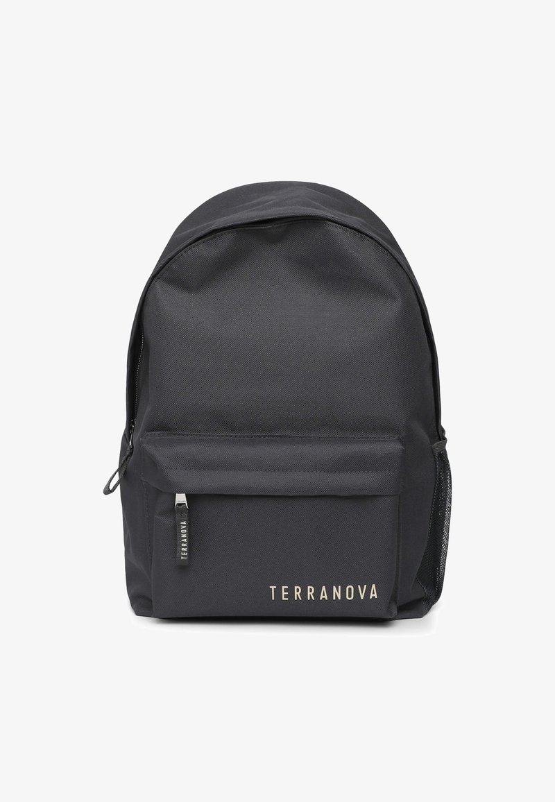 Czarny plecak z materiału z zaokrąglonym dnem, z kieszenią na zamek z przodu i złotym logo. Teksturowana powierzchnia i siateczkowa kieszeń boczna na dodatkowe akcesoria.