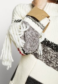 WEEKEND MaxMara Svetr - beige
