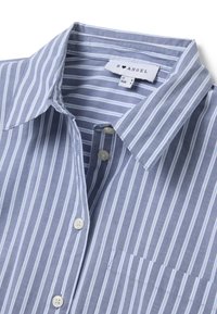Camicia a righe blu chiaro e bianche con colletto a punte, pattina frontale e taschino sul petto. Realizzata in tessuto di cotone. Presenta bottoni bianchi.