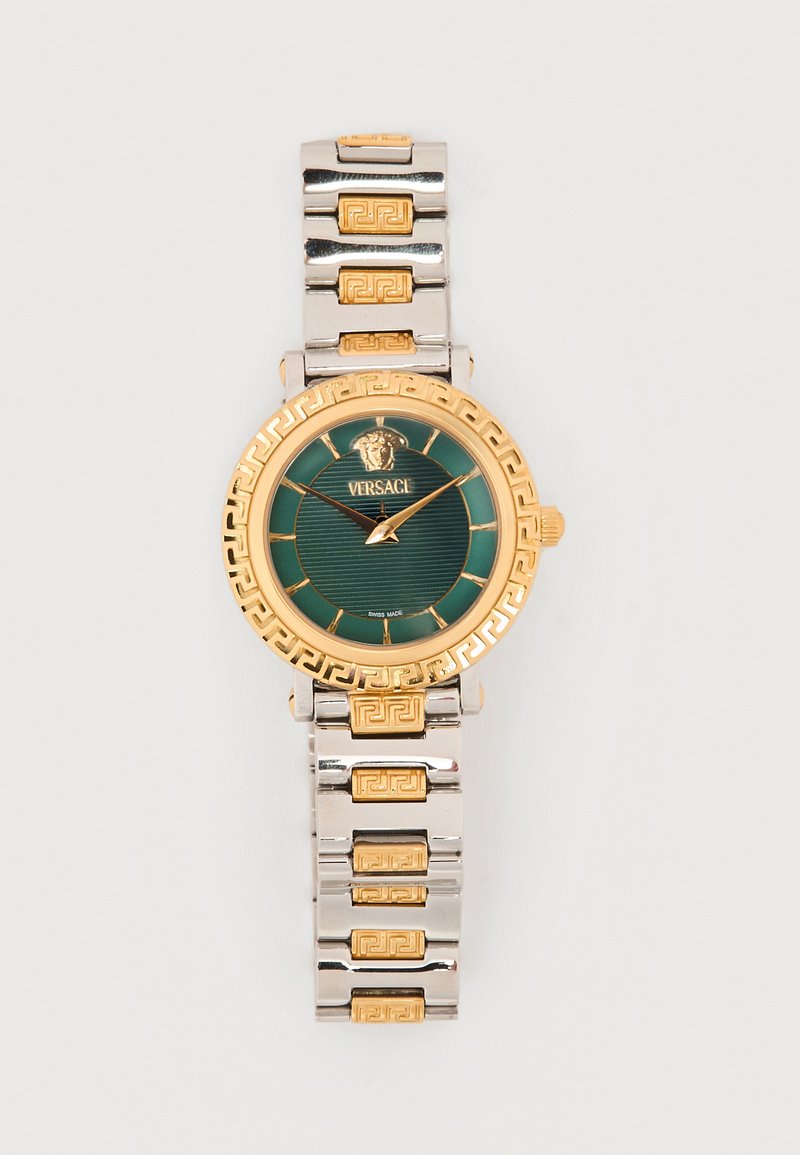 Ρολόι χειρός Versace με πράσινο καντράν, χρυσό λογότυπο Μέδουσας, χρυσή στεφάνη με μοτίβο ελληνικού κλειδιού και βραχιόλι από ασημί και χρυσούς μεταλλικούς κρίκους.