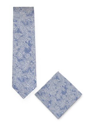 Blaues Krawatten- und Einstecktuch-Set mit komplexen weißen Paisley- und Blumenmustern auf einem strukturierten Stoffhintergrund.