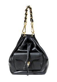 Borsa a secchiello in pelle nera con manico a catena dorata attorcigliata, chiusura con coulisse e tasca frontale con accento hardware dorato.