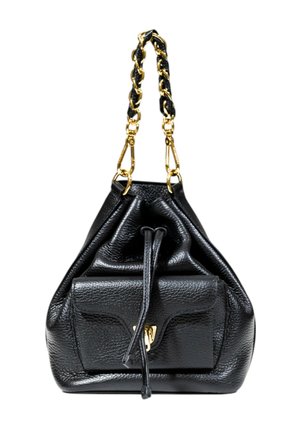 Borsa a secchiello in pelle nera con manico a catena dorata attorcigliata, chiusura con coulisse e tasca frontale con accento hardware dorato.