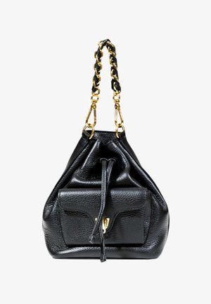 Borsa a secchiello in pelle nera con manico a catena dorata attorcigliata, chiusura con coulisse e tasca frontale con accento hardware dorato.
