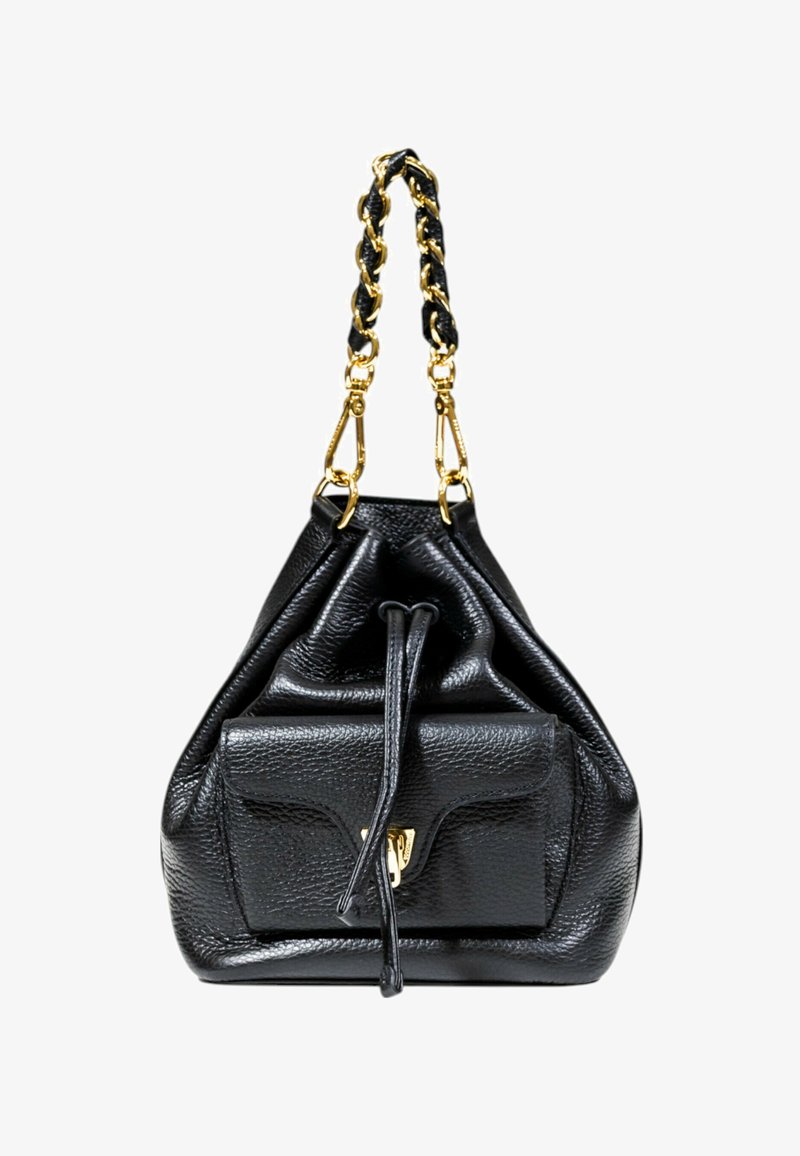 Zwarte lederen emmertas met een gedraaide gouden kettinghandgreep, trekkoordsluiting en een voorvak met een gouden hardwareaccent.