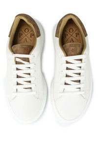 Bílé sportovní tenisky na šněrování s hladkým koženým svrškem, hnědým vzorovaným podšívkami a polstrovanou stélkou s logem.