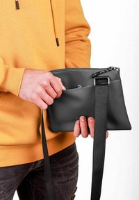 Černé syntetické psaníčko se zipovým uzávěrem a odnímatelným popruhem, s přední kapsou a hladkou strukturou.