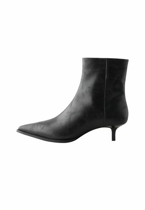 Czarne botki za kostkę wykonane z gładkiego materiału syntetycznego, z wydłużonym noskiem i krótkim, smukłym obcasem. Prosty, elegancki design bez widocznych ozdób.