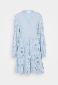 Abito azzurro chiaro con maniche lunghe, scollo a V, tessuto con occhietti, orlo a balze sovrapposte e motivi decorativi a intaglio in tutta la superficie.