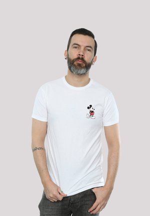 Hvit bomull T-skjorte med en liten svart og rød Mickey Mouse-grafikk på venstre bryst. Kortermet med rund halsdesign.
