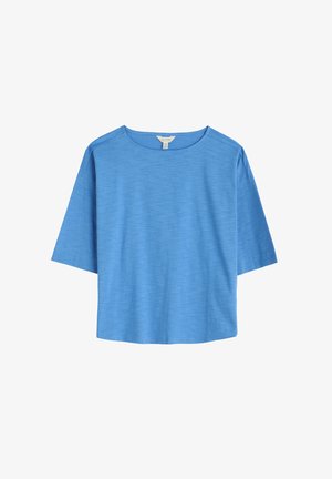 Top azul de manga corta con un corte relajado, escote redondeado y tejido texturizado con un sutil patrón jaspeado.