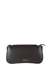 Borsa clutch in pelle nera con una texture liscia, design minimalista, chiusura a zip e logo dorato sulla parte anteriore.