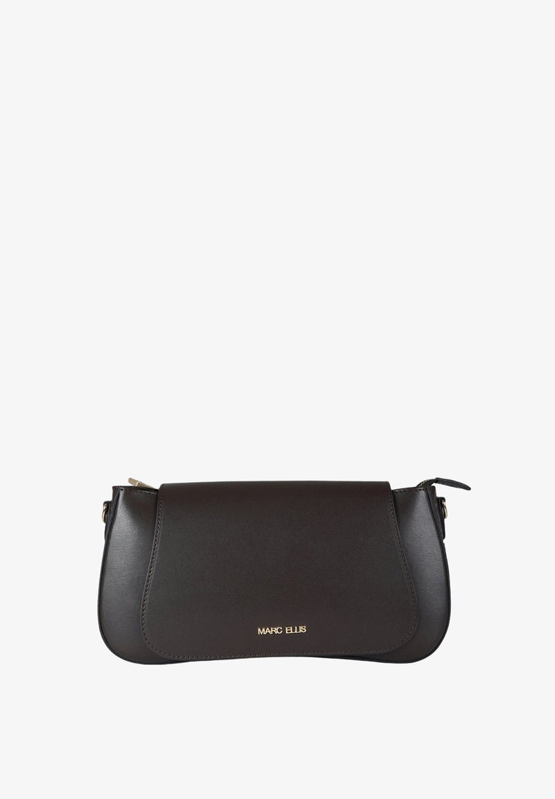Borsa clutch in pelle nera con una texture liscia, design minimalista, chiusura a zip e logo dorato sulla parte anteriore.