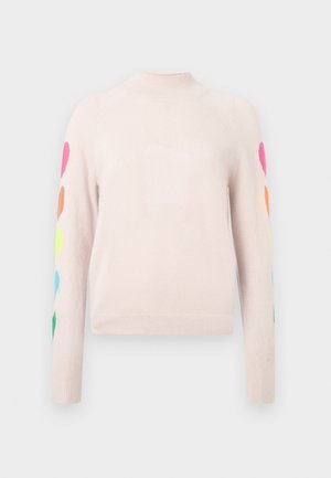 Pull léger rose avec un col montant, des manches longues et des accents en forme de cœur colorés en rose, orange, jaune, bleu et vert sur les manches.