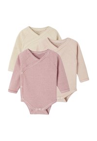 Drei langärmelige Babybodysuits in Creme, zartem Rosa und Rot mit horizontalen Streifen. Sie verfügen über ein Wickeldesign und Druckknöpfe am Boden.