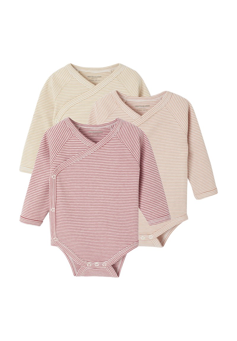 Drei langärmelige Babybodysuits in Creme, zartem Rosa und Rot mit horizontalen Streifen. Sie verfügen über ein Wickeldesign und Druckknöpfe am Boden.