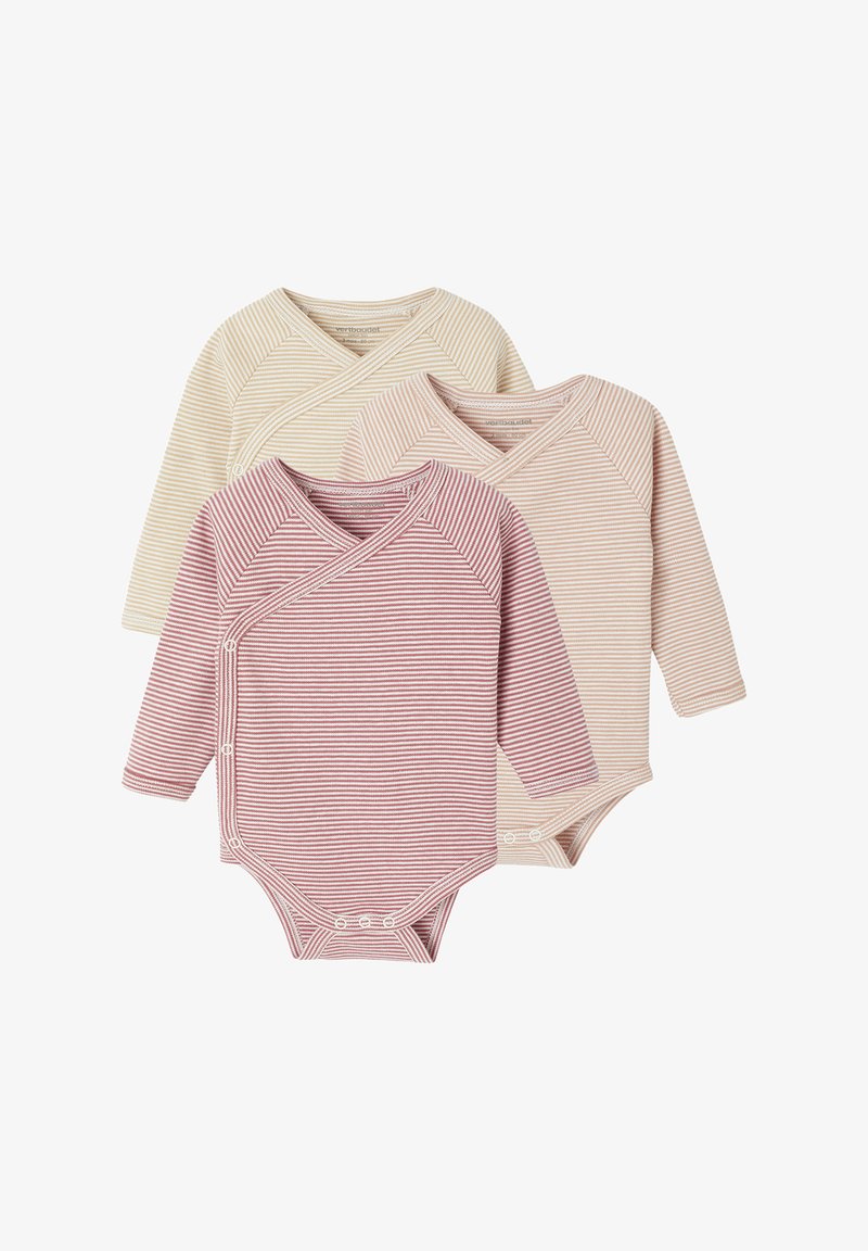 Drei langärmelige Babybodysuits in Creme, zartem Rosa und Rot mit horizontalen Streifen. Sie verfügen über ein Wickeldesign und Druckknöpfe am Boden.