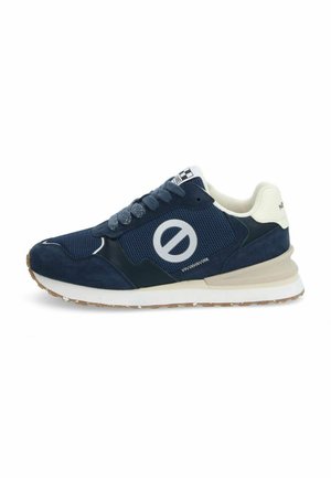 Sneaker blu con materiali in rete e suede, dotate di un logo rotondo sul lato, lacci in tessuto e una suola in gomma chiara.