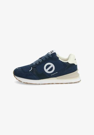 Sneaker blu con materiali in rete e suede, dotate di un logo rotondo sul lato, lacci in tessuto e una suola in gomma chiara.