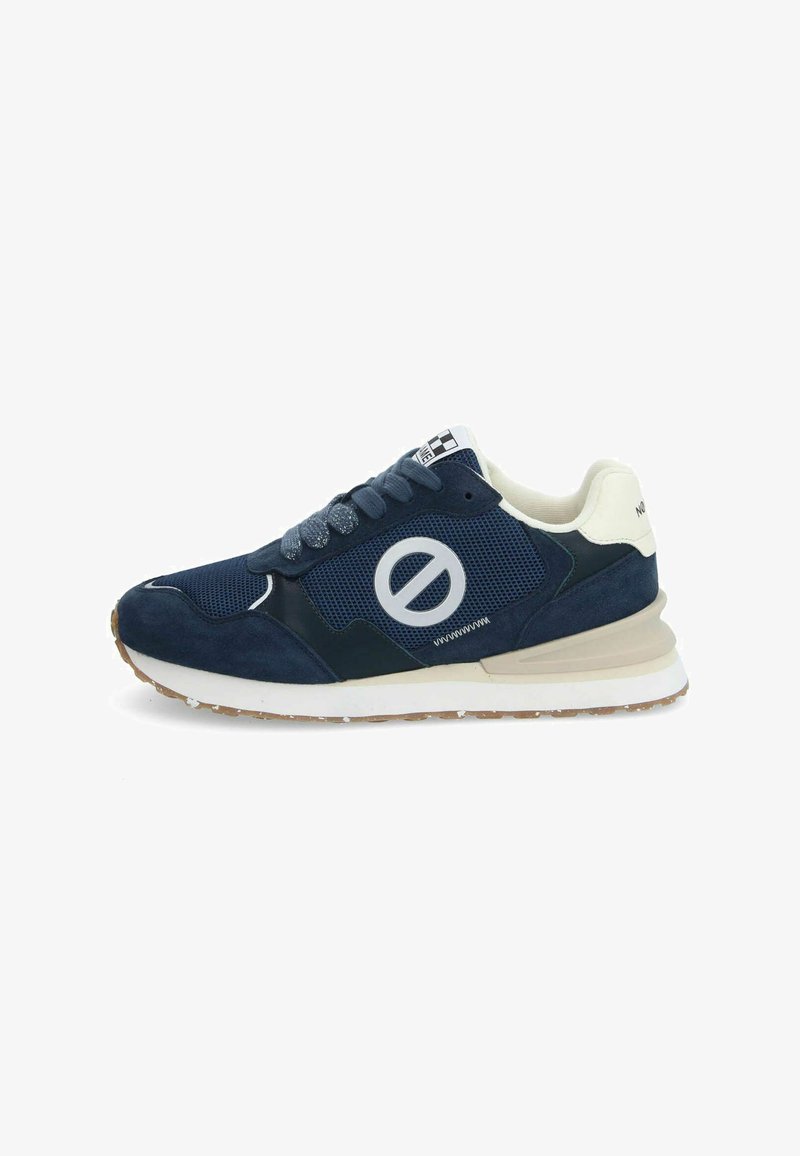 Baskets navy en mesh et suède, avec un logo rond sur le côté, des lacets en tissu et une semelle en caoutchouc de couleur claire.