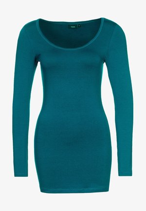 Teal langærmet tætsiddende top med bådudskæring, lavet af et blødt, strækbart stof. Har en hofte-længde skæring og minimal detaljering.