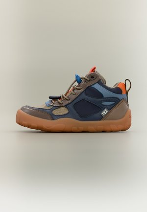 Baskets décontractées marron, bleues et orange avec semelle en caoutchouc épaisse et panneaux en tissu, avec marquage TEX sur le côté.