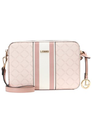 Sac bandoulière rectangulaire rose et blanc à rayures verticales, logo doré "L.CREDI", bandoulière détachable et breloque ronde dorée sur le zip.