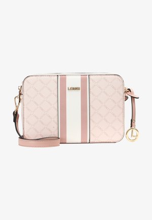 Sac bandoulière rectangulaire rose et blanc à rayures verticales, logo doré "L.CREDI", bandoulière détachable et breloque ronde dorée sur le zip.