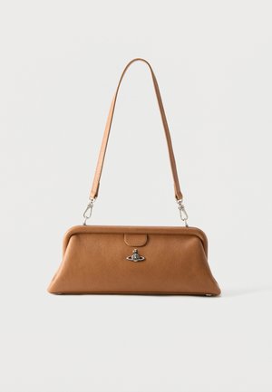 Bolso marrón de cuero para el hombro con una correa larga y un cierre plateado que presenta un pequeño emblema parecido a una órbita sobre un fondo blanco liso.